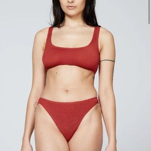 Both the top and bottom. Great condition. Stretches to fit most sizes.